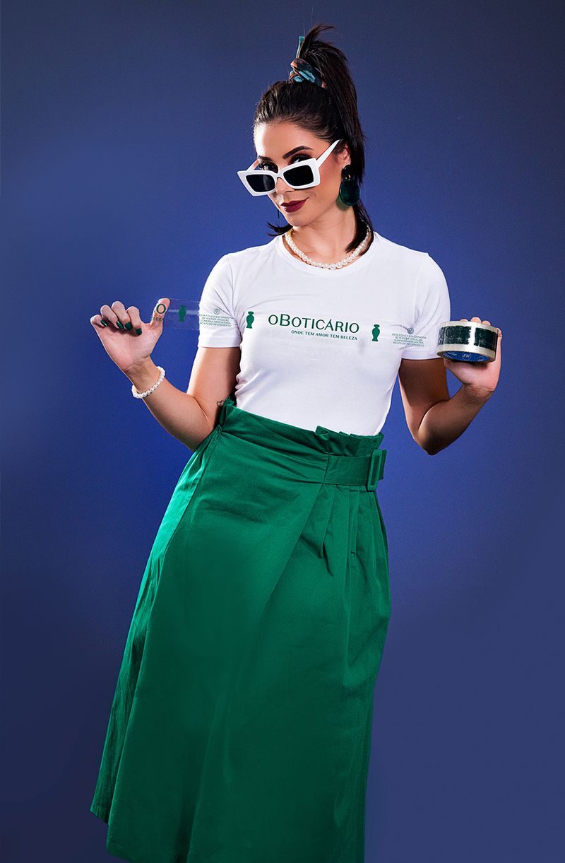 Fita adesiva personalizada verde com tipografia branca e selo circular, exemplo de fita com cor de marca aplicada ao longo de todo o rolo
